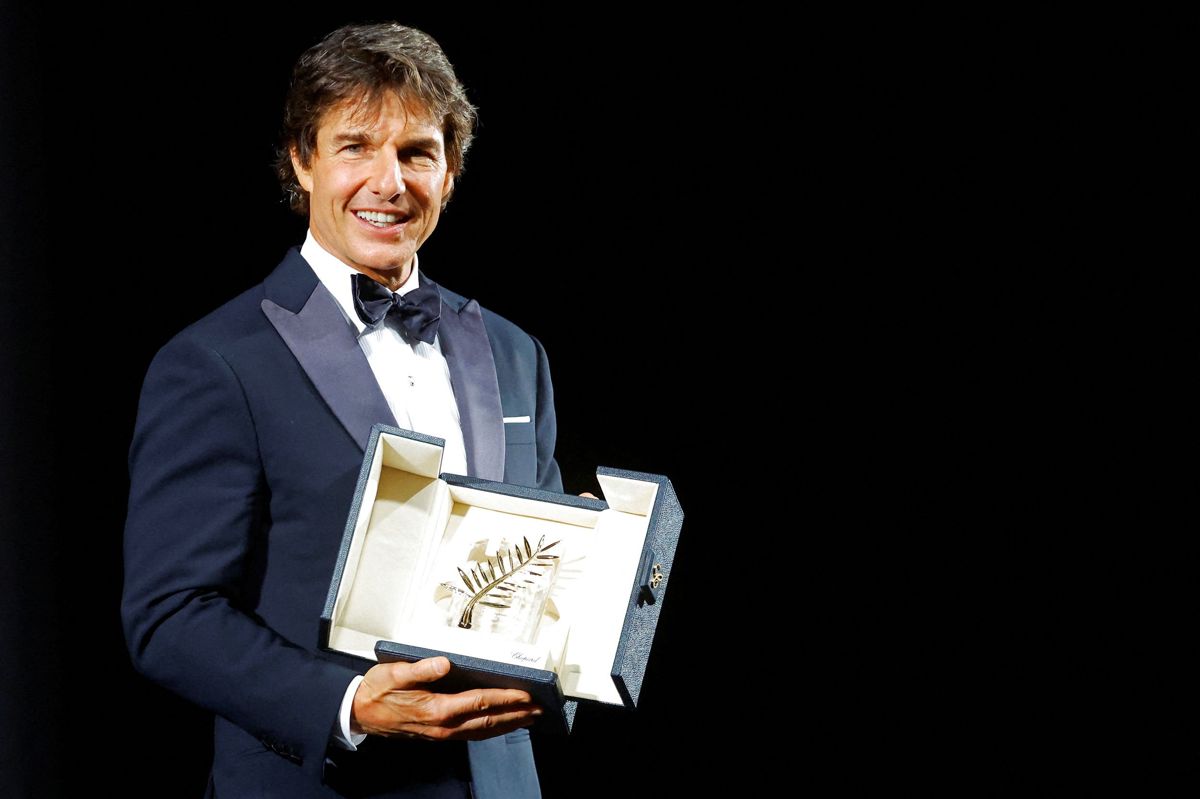 Tom Cruise blev hædret med både jetfly på himlen og tildelingen af en hædersguldpalme onsdag. Det skete på filmfestivalen i Cannes, hvor han deltager i forbindelse med efterfølgeren til blockbusteren "Top Gun" fra 1986.