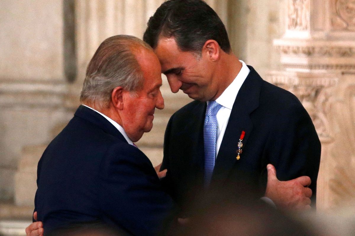 Den spanske ekskonge Juan Carlos (til venstre) besøger sin søn, kong Felipe (til højre), mandag. (Arkivfoto).