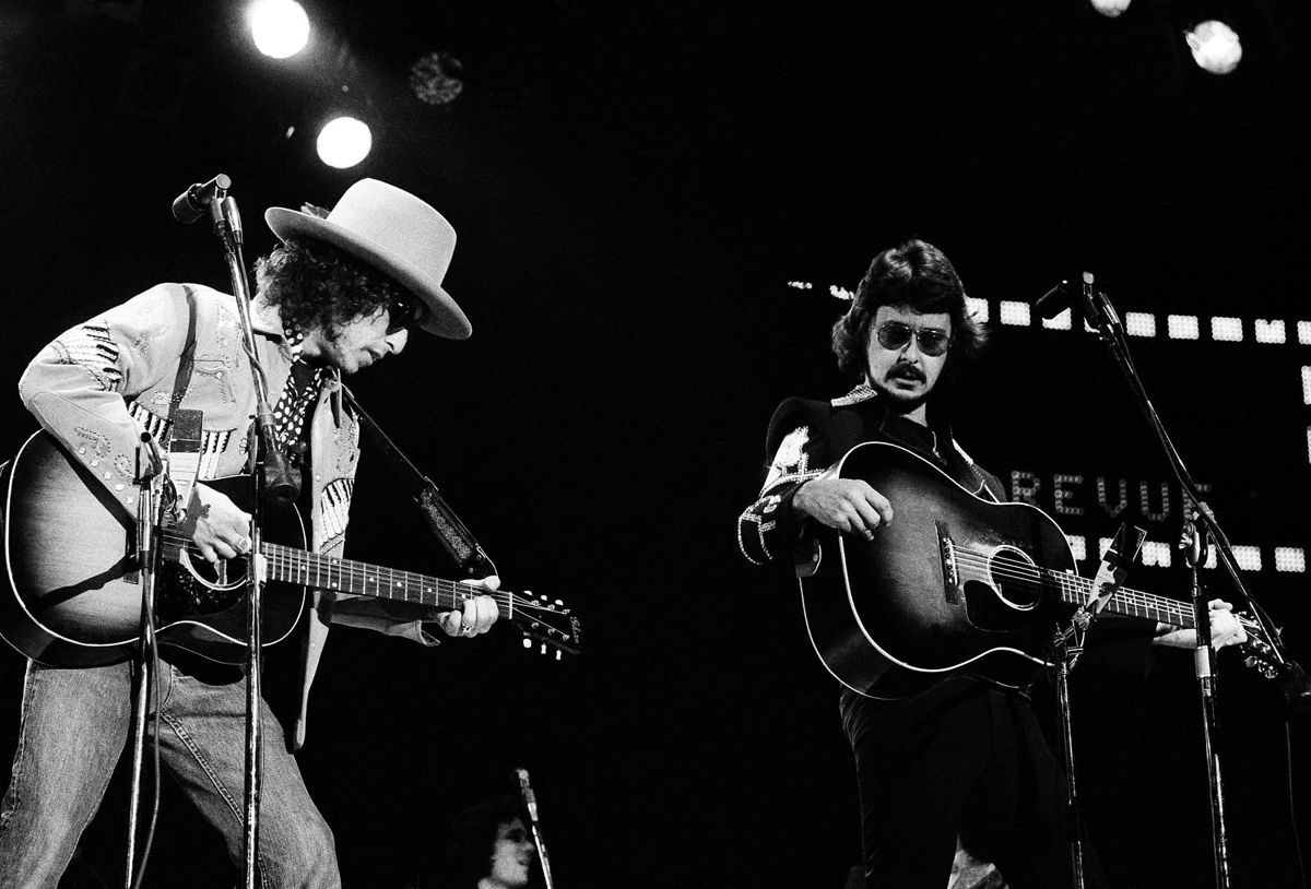 Bob Neuwirth (th) ses her sammen med Bob Dylan ved en koncert i januar 1976.
