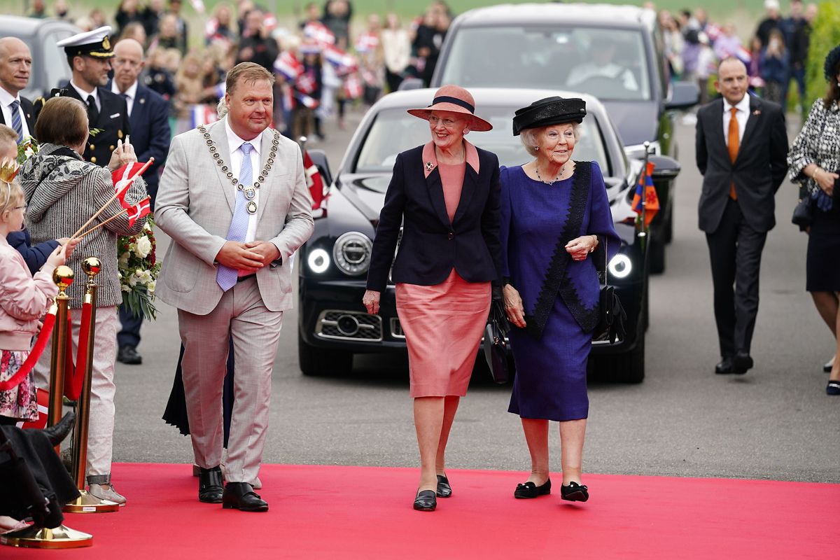 Dronning Margrethe og prinsesse Beatrix ankommer til den officielle modtagelse på Rådhuset i Dragør.