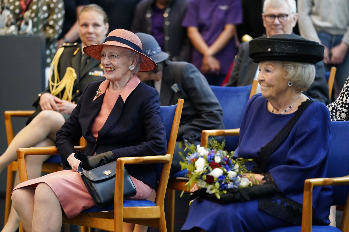 Dronningen og prinsesse Beatrix på plads på Rådhuset.