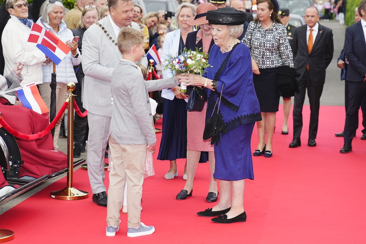 Prinsesse Beatrix bliver budt velkommen til Dragør med blomster.