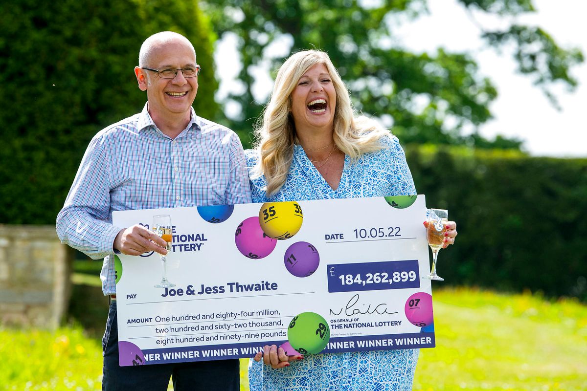 Joe and Jess Thwaite fra Gloucester med det synlige bevis på deres gigantiske lotto-gevindst.