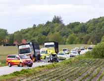 Lastbil brager sammen med personbil