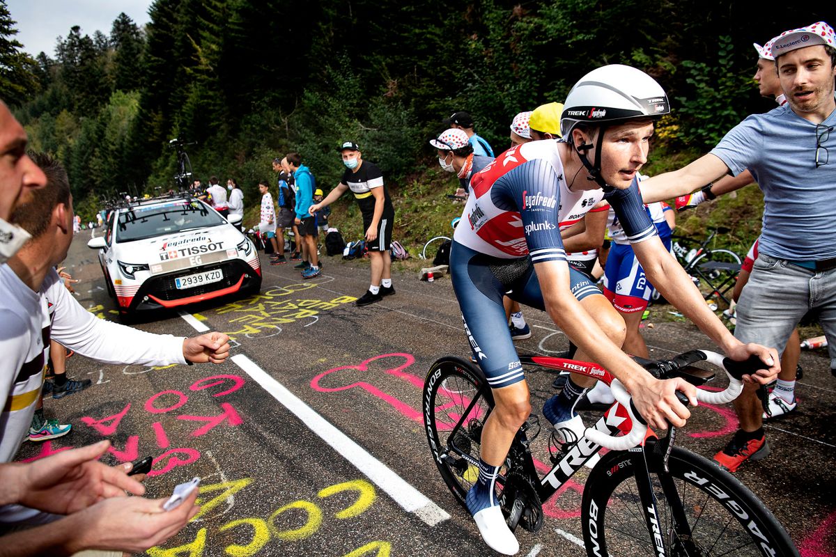 Niklas Eg ses her under Tour de France i 2020. Søndag styrtede danskeren slemt i opvarmningsløbet Criterium du Dauphiné.