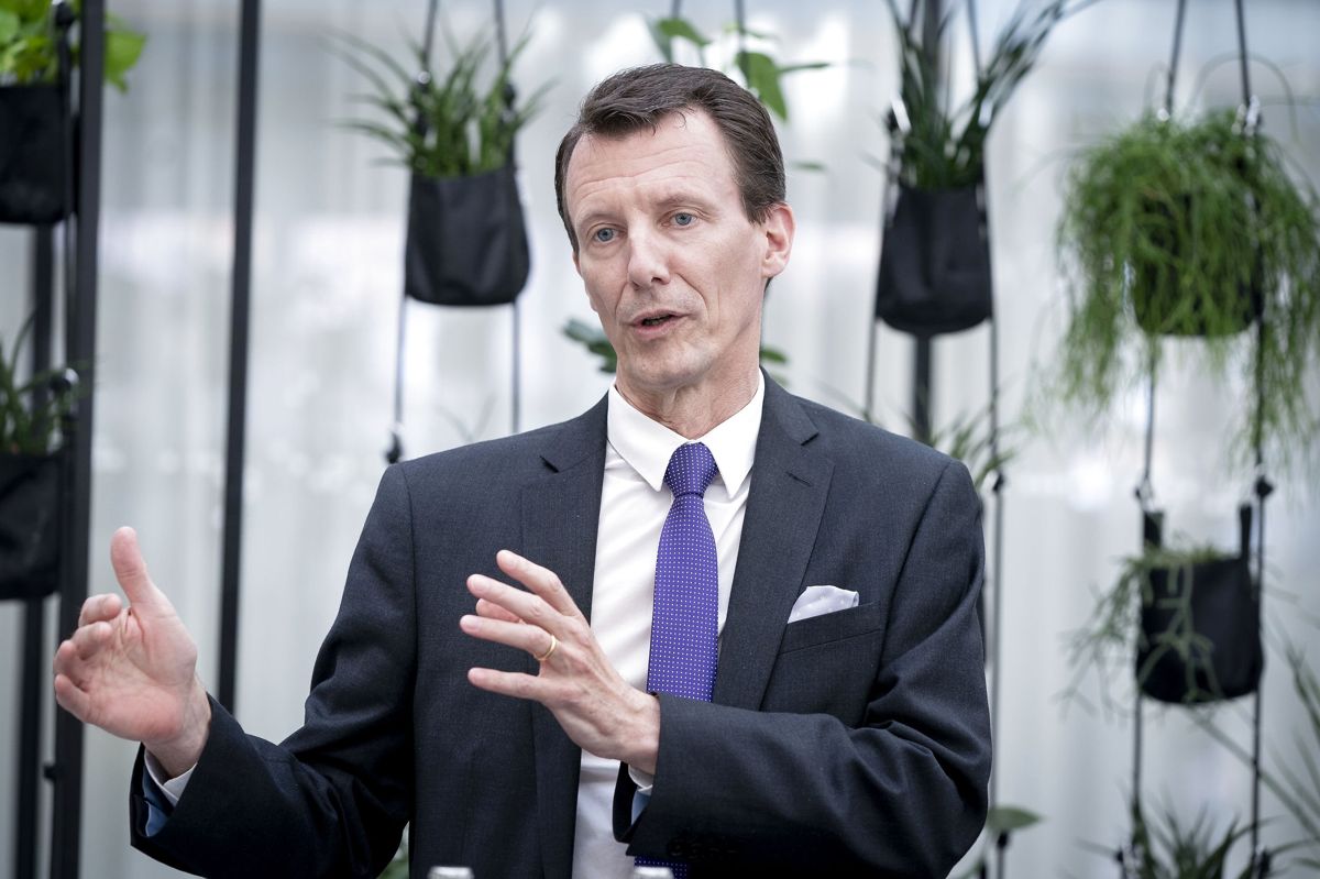 Selv om prins Joachim til daglig bor sammen med sin familie i Paris, har han ved flere lejligheder besøgt sit fædreland i det forgangne år. I marts underskrev han på vegne af den danske ambassade i Paris en erklæring om samarbejde mellem den franske ambassade og DI Forsvar og Sikkerhed i Dansk Industri's hus på Rådhuspladsen i København. (Arkivfoto).
