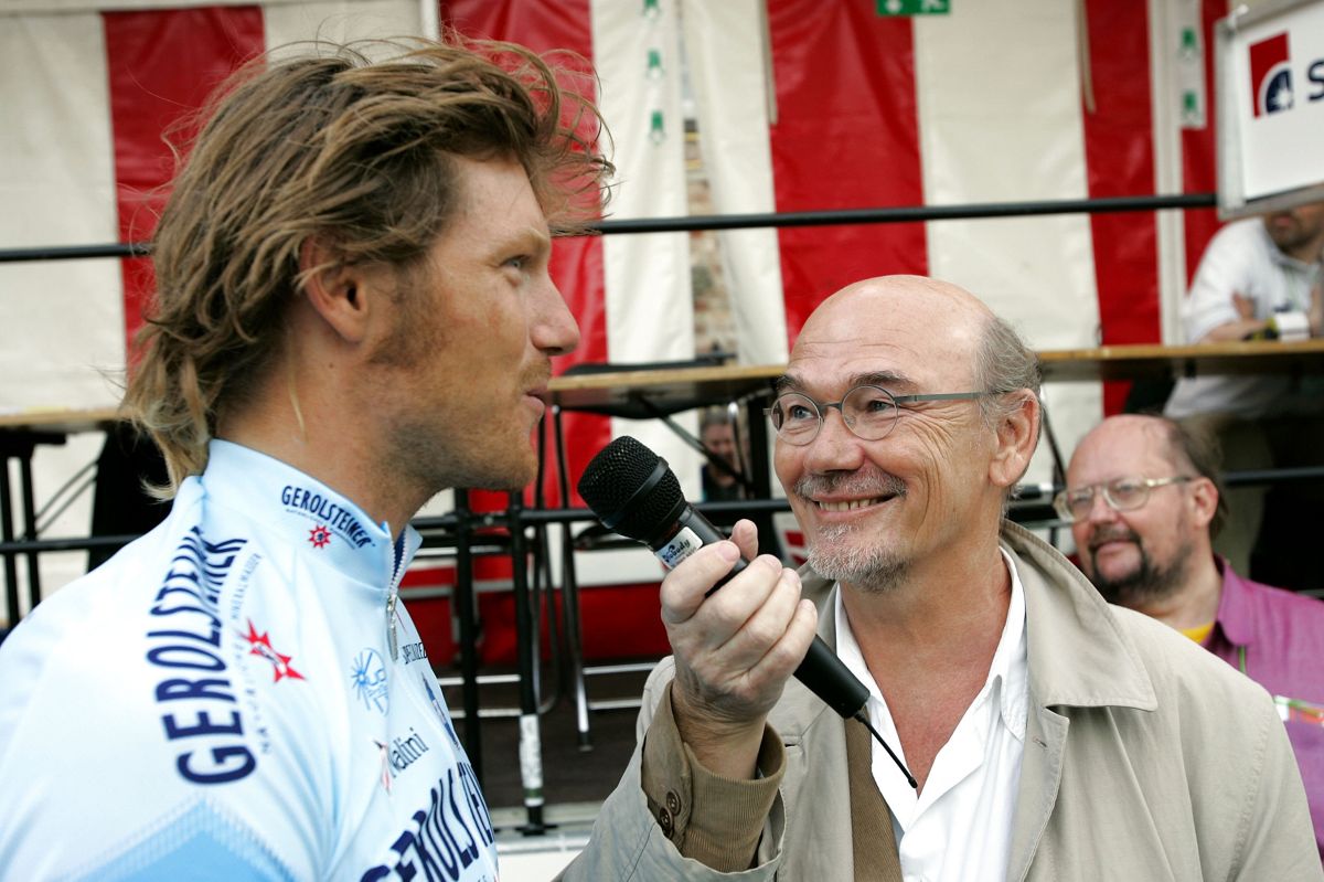 Jørn Mader interviewer her Frank Høj under et internationalt gadeløb i Aalborg i 2005.