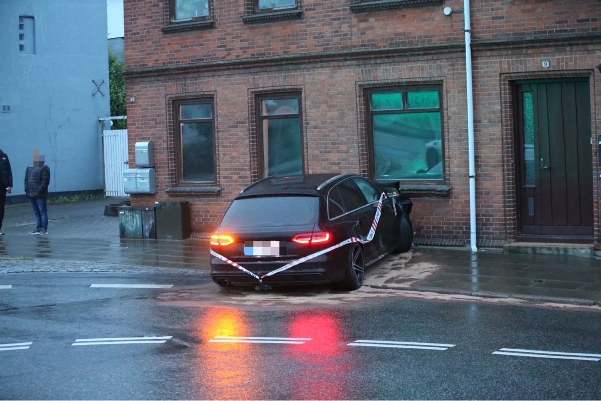 Bilen blev totalskadet.