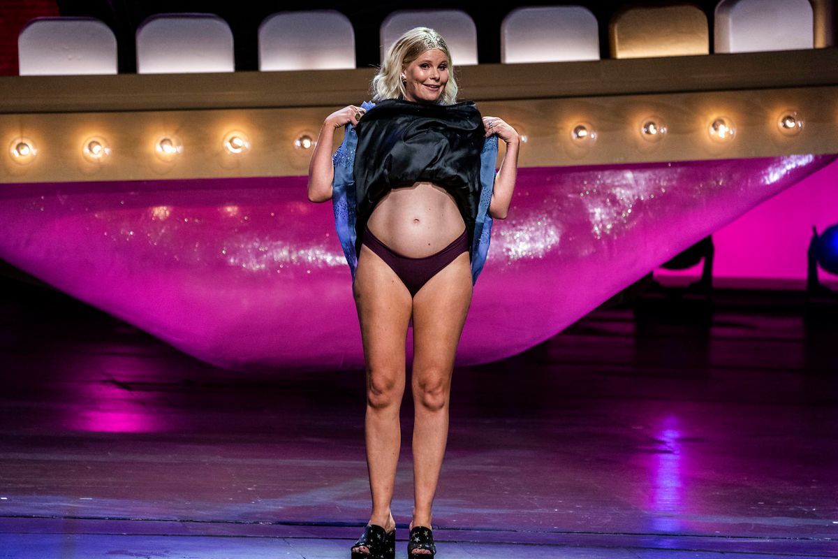 Sofie Linde på scenen på scenen ved ZULU Comedy Galla 2020, hvor hun også poserede i undertøj. Dog for at fortælle, at hun var gravid.