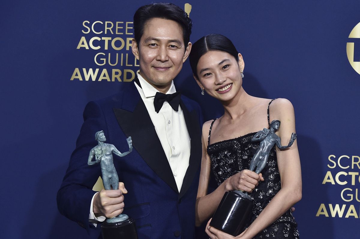 Lee Jung-jae (til venstre) vandt ved prisuddelingen Screen Actors Guild Awards i februar en pris for at spille hovedrollen Seong Gi-hun. Jung Ho-yeon (til højre) vandt for at spille rollen som Kang Sae-byeok.
