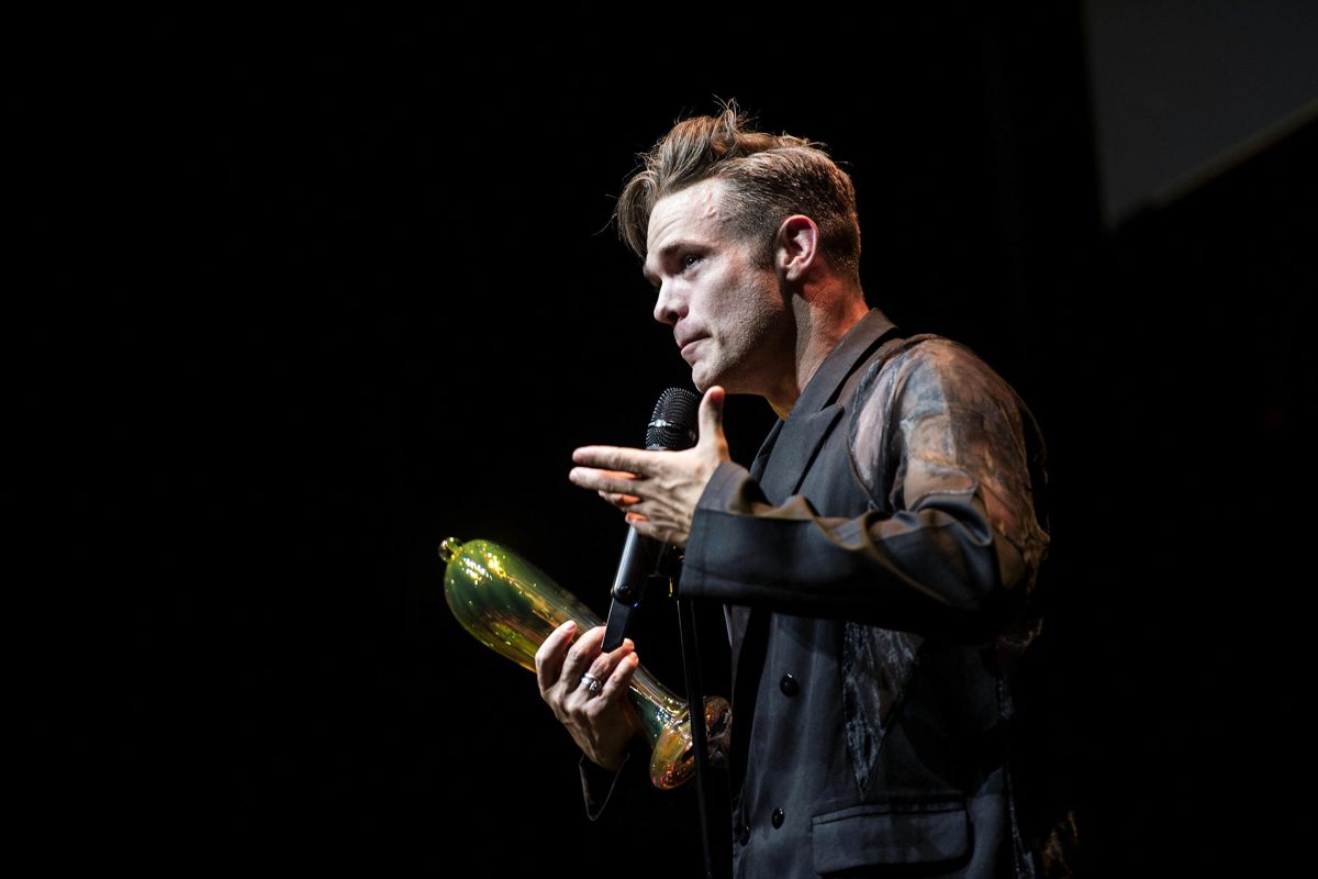 En rørt Silas Holst på scenen til Reumert-uddelingen for at modtage prisen for Årets Mandlige Hovedrolle.