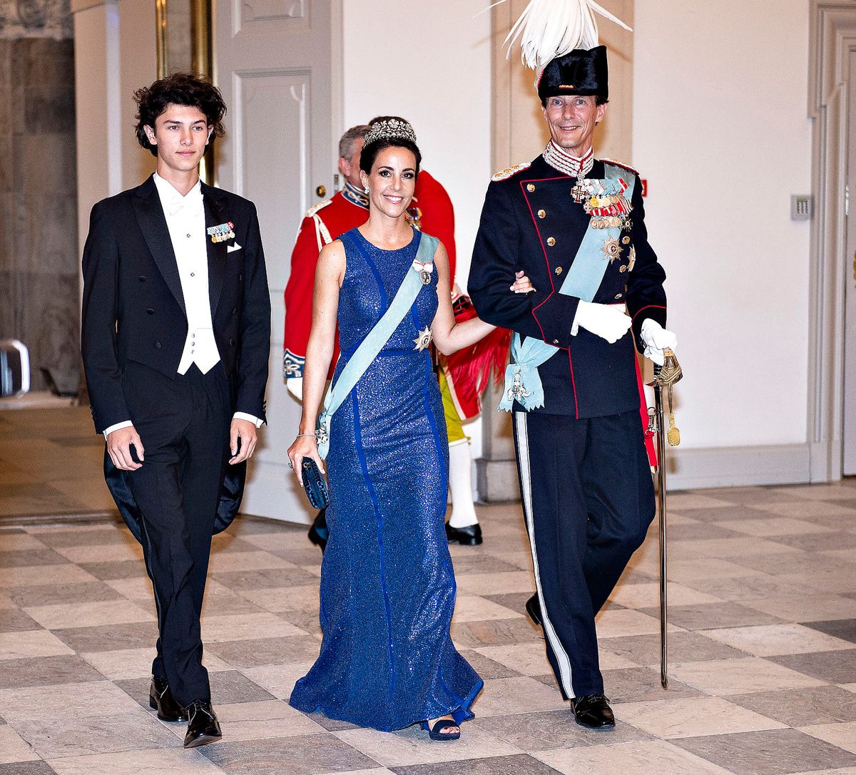 Prins Joachim og Prinsesse Marie med Prins Nikolai ved gallataffel på Christiansborg Slot i anledning af kronprinsens 50 års fødselsdag.
