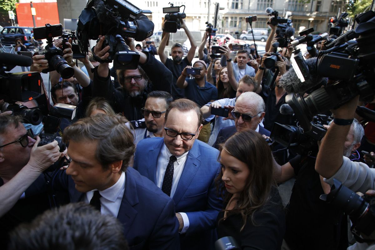 Den amerikanske skuespiller Kevin Spacey deltog torsdag i et første retsmøde i en sag mod ham i byretten i London. Spacey står over for i alt fem anklagepunkter. De fire gælder seksuelle overgreb mod tre mænd.