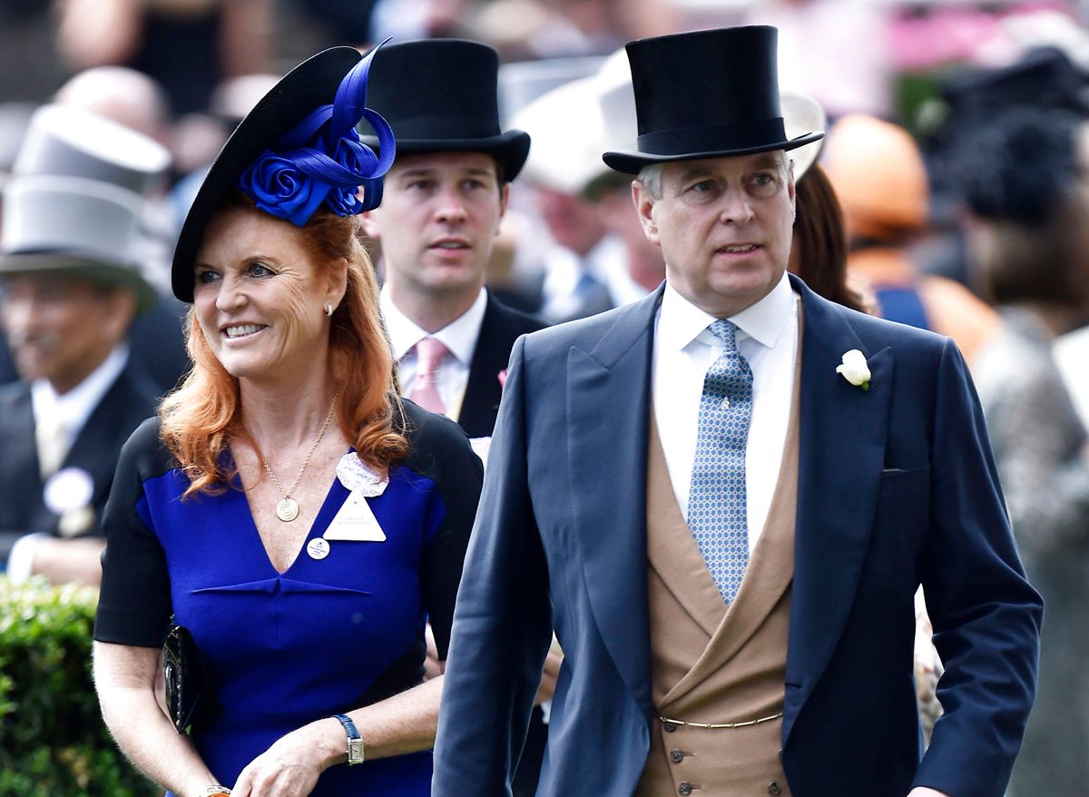 Ekshustruen Sarah Ferguson bakker stadig op om Prins Andrew trods sex- og økonomiske skandaler.