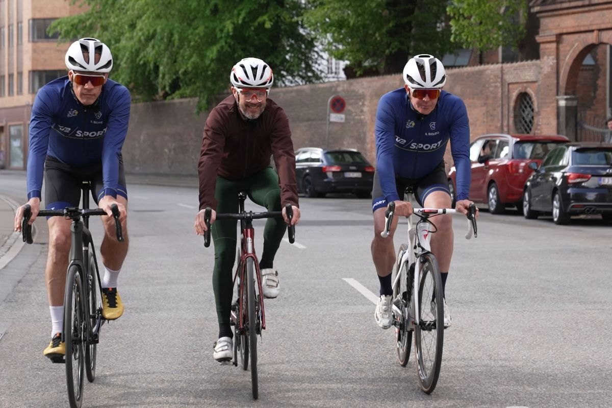 Kronprins Frederik viser cykelkommentatorerne Rolf Sørensen og Dennis Ritter rundt i Kongens København. (Stillfoto).