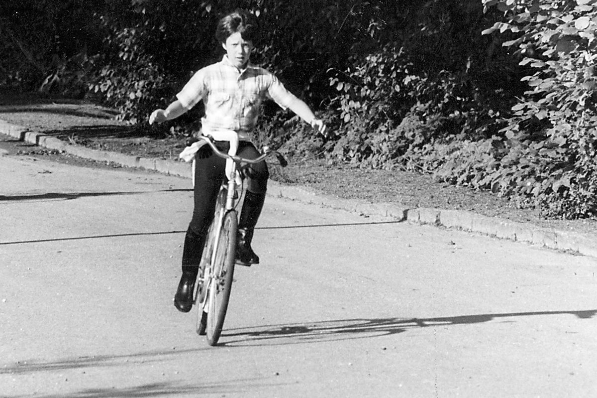 En ung kronprins Frederik cykler uden hænder. (Arkivfoto).