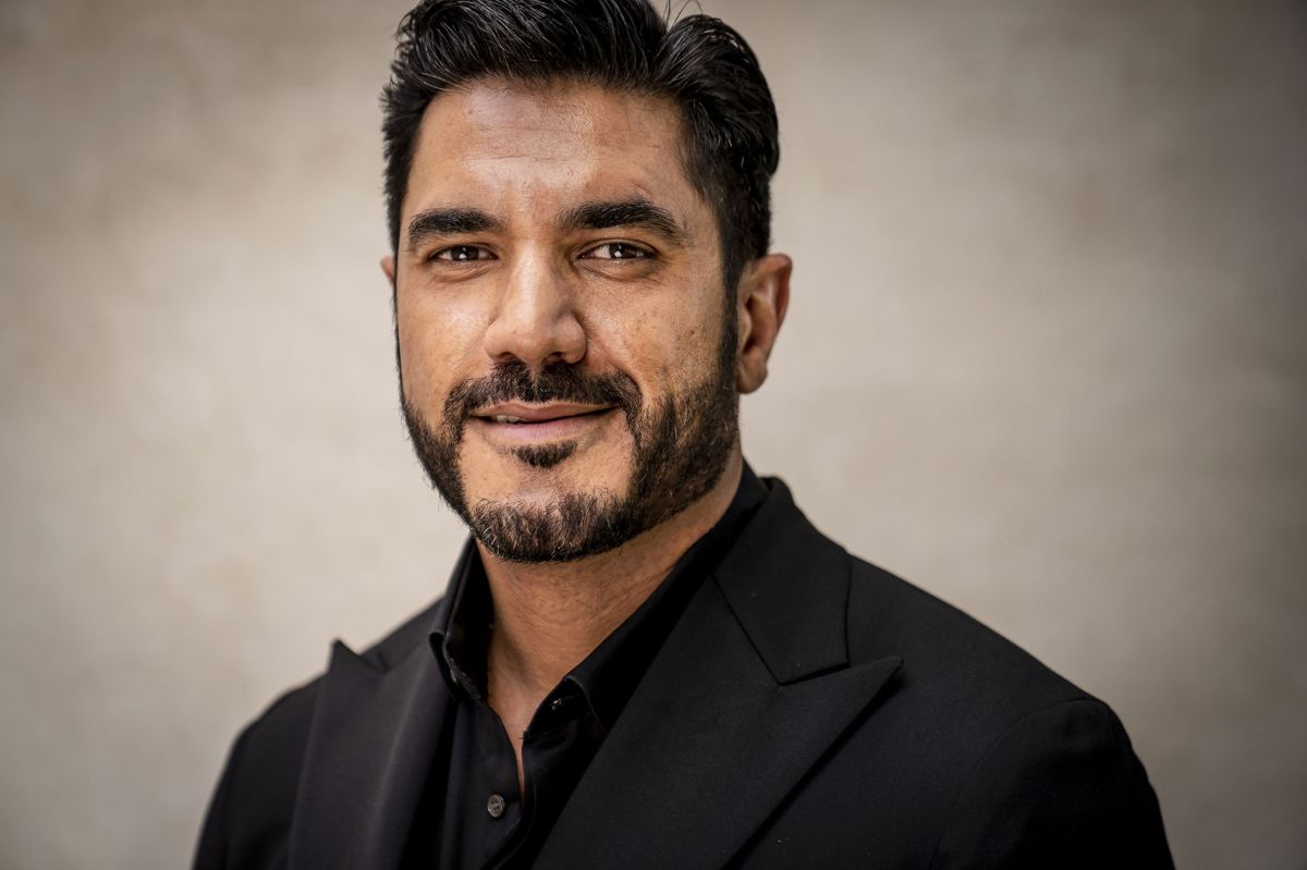 Uanset hvor skuespillet tager Afshin Firouzi hen fastholder han sit job på et opholdssted for unge. - Jeg kommer altid til at have brug for det sociale arbejde, for det holder mig på jorden, selv om jeg elsker den fantasiverden, som skuespillet er, lyder det fra Afshin Firouzi.
