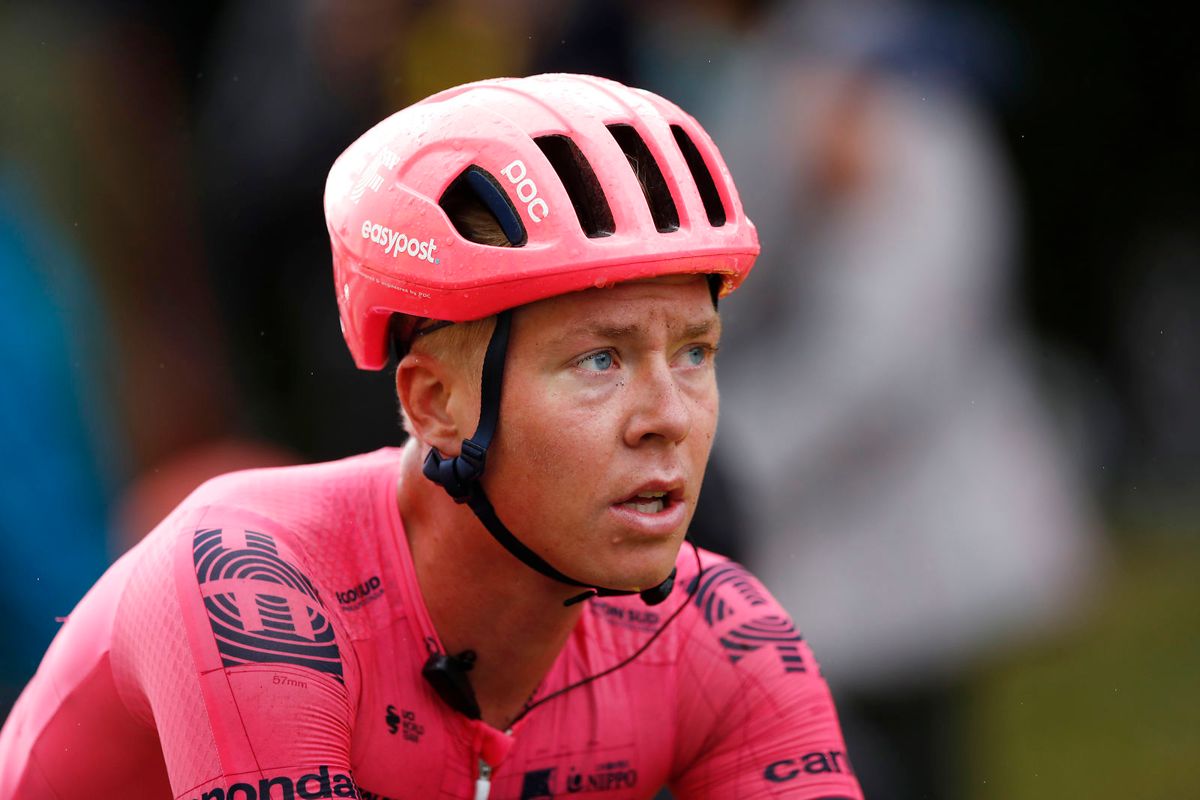 Michael Valgren misser Tour de France efter et alvorligt styrt søndag.