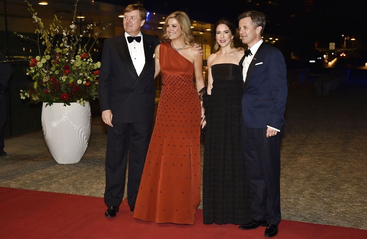 Det hollandske kongepar ses her sammen med kronprins Frederik og kronprinsesse Mary under et besøg i København i marts 2015.