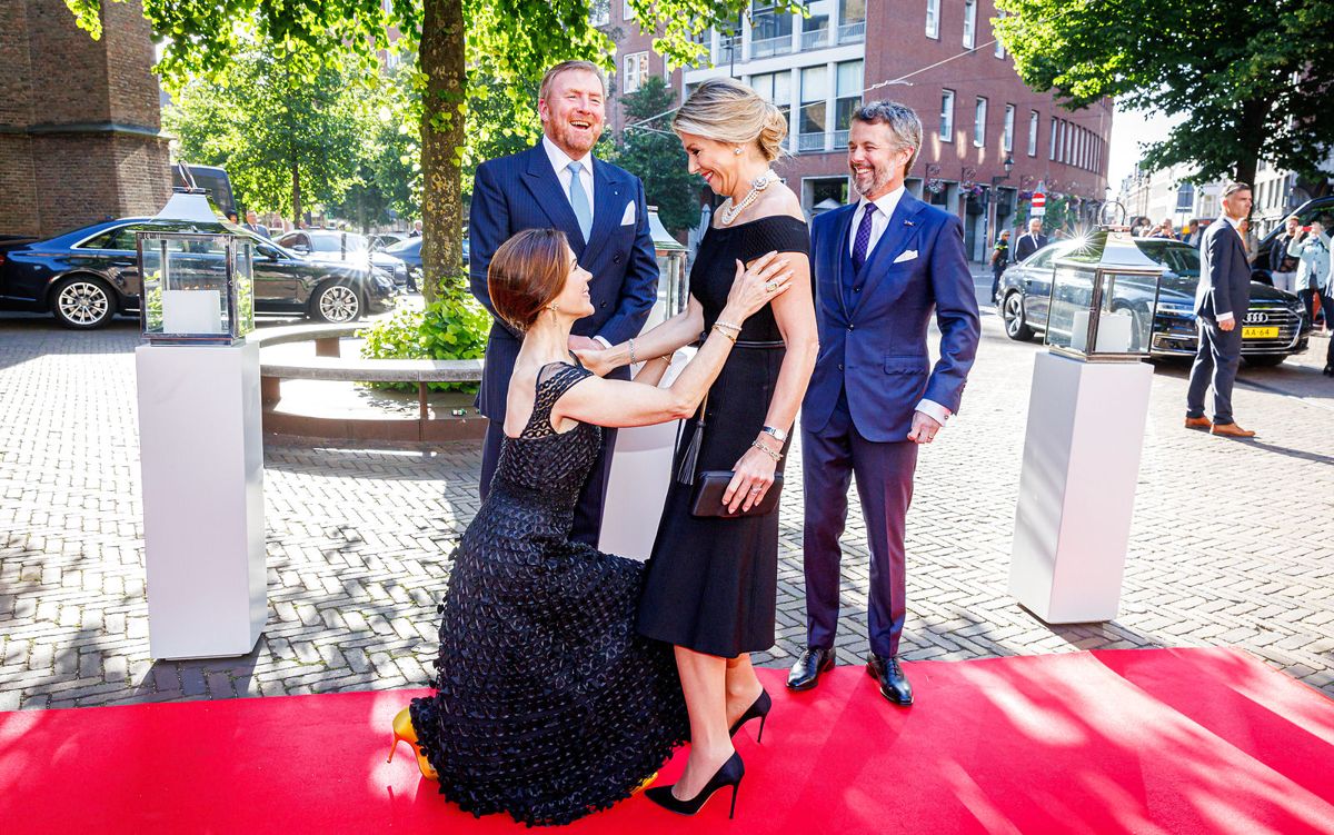 Begejstringen er til at få øje på, da Mary går på knæ for dronning Maxima.