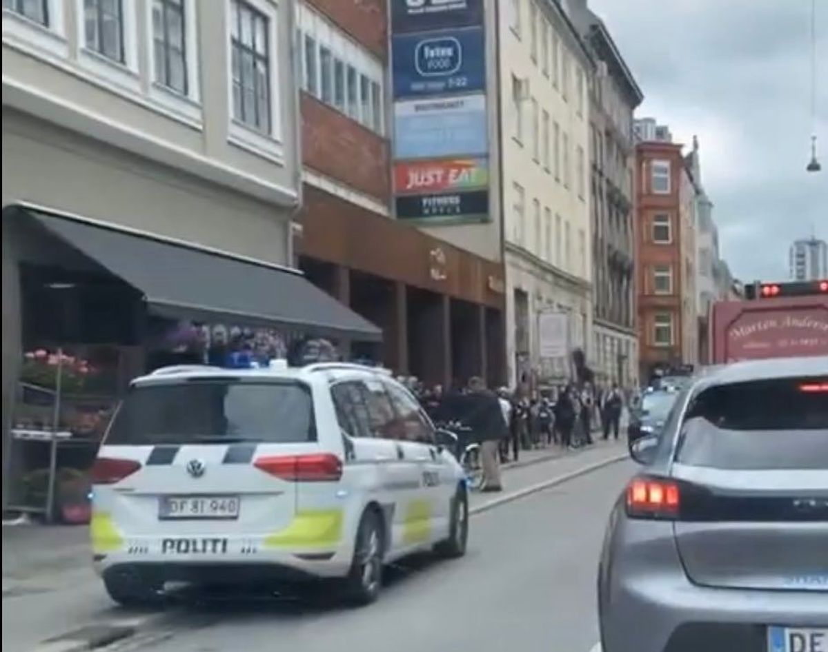 En person er onsdag stukket ned med kniv på Vesterbrogade i København.