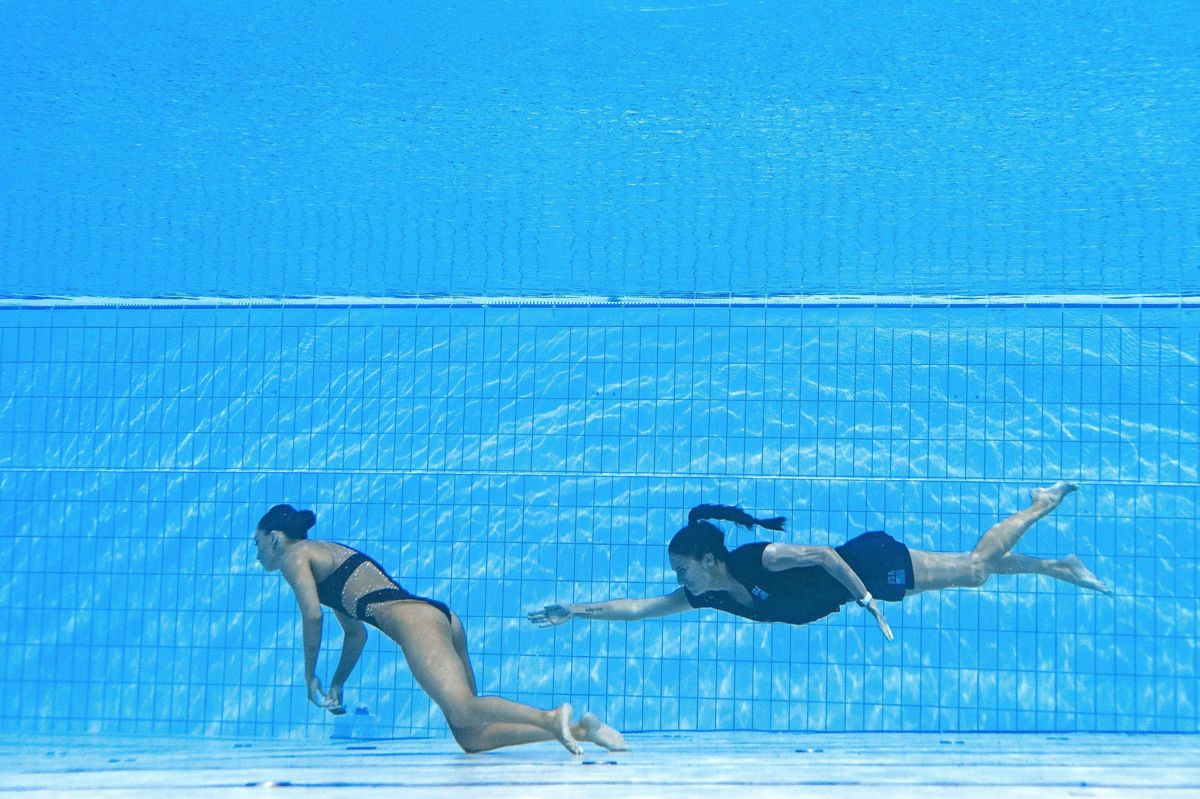 Det var Anita Alvarez' træner, Andrea Fuentes, der måtte springe i basinet og redde den amerikanske svømmer op, da ingen livreddere tilsyneladende sprang i vandet.