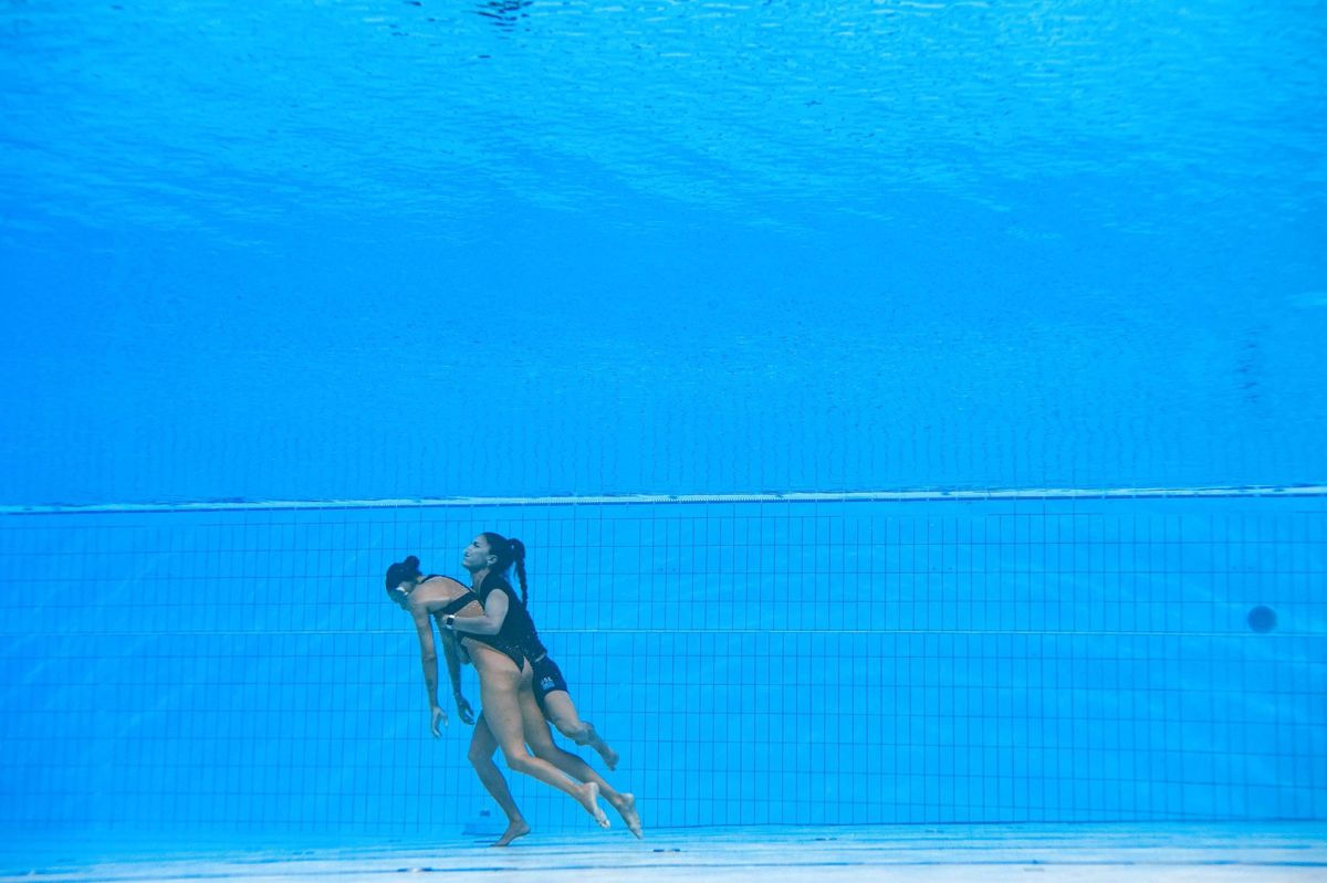 Anita Alvarez besvimede under en finale i synkronsvømning onsdag. Hun sank til bunden af poolen, før hendes træner, Andrea Fuentes, sprang i bassinet og fik hende op.