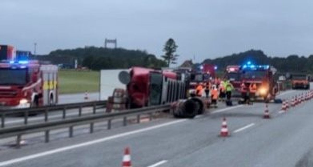 En lastbil er forulykket på Fynske Motorvej.
