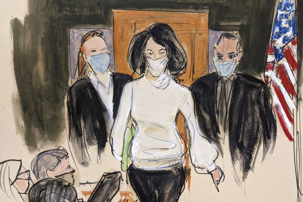 Ghislaine Maxwell blev kendt skyldt i fem anklagepunkter i december sidste år. Retstegningen er lavet på en af sagens første dage.