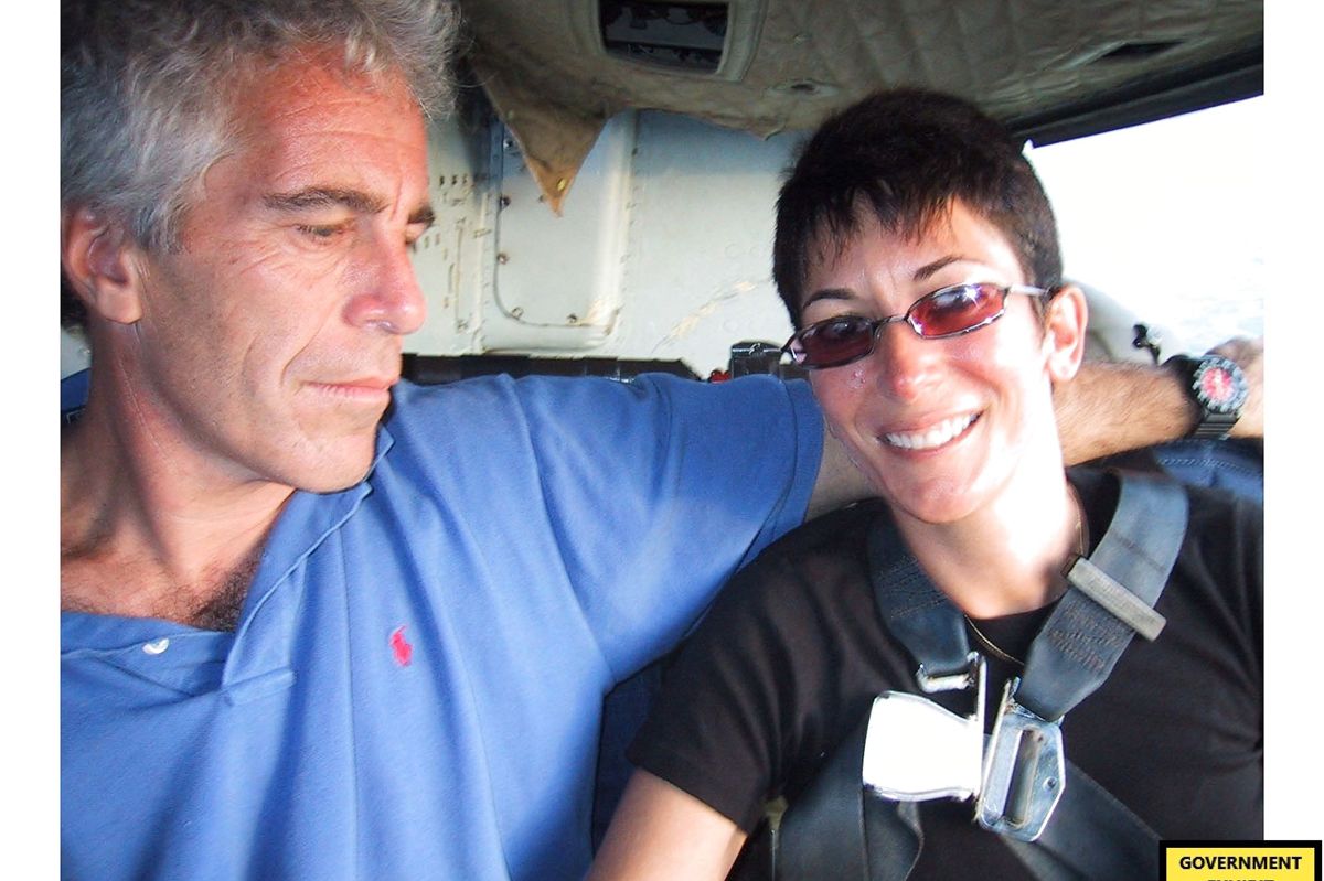 Ghislaine Maxwell og Jeffrey Epstein dannede par igennem flere år i 1990'erne, og var en del af en finansiel elite. Dette billede af de to er blevet brugt som bevismateriale i sagen.