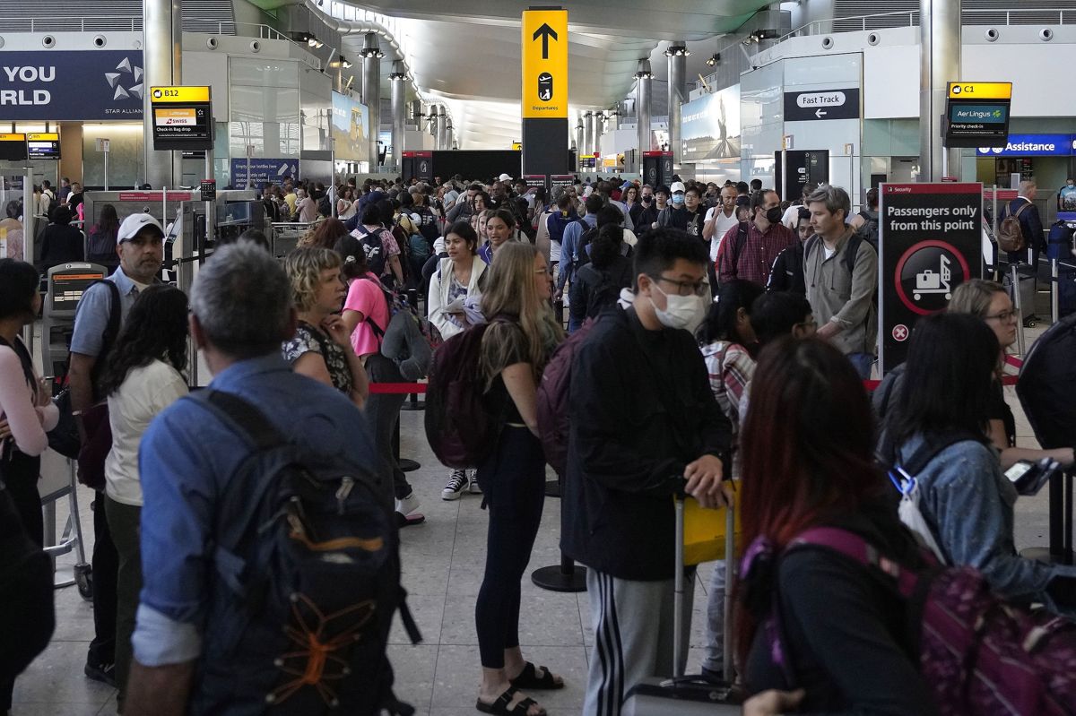 En varslet strejke betyder, at der formentlig bliver endnu mere travlt end først antaget i løbet af sommeren i Heathrow-lufthavnen.
