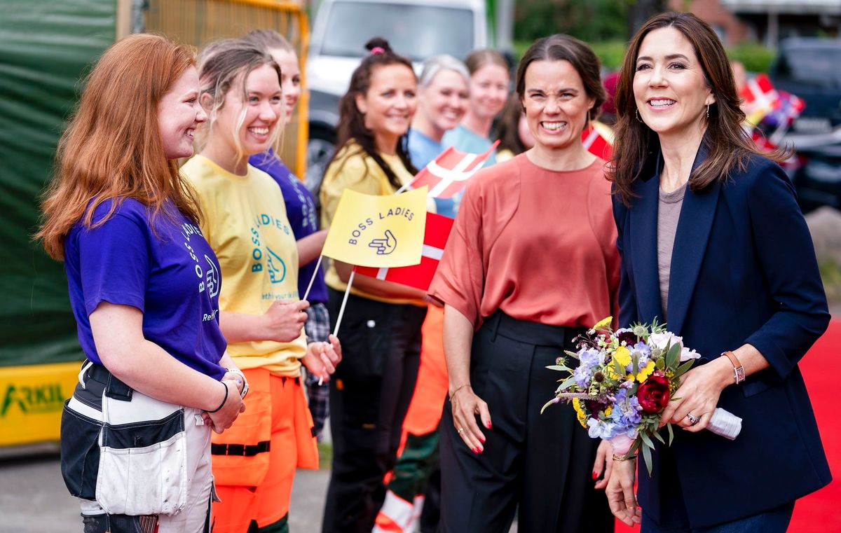 Kronprinsesse Mary ses her under sit besøg på Boss Ladies byggepladsen Nordvestpassagen i Mjølnerparken i København.