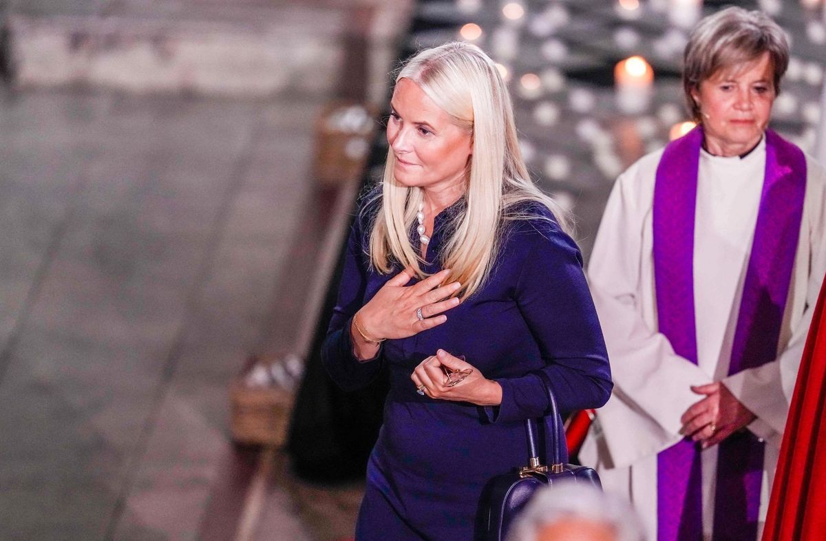 Kronprinsesse Mette-Marit ankommer til sørgegudstjenesten i Oslo Domkirke.