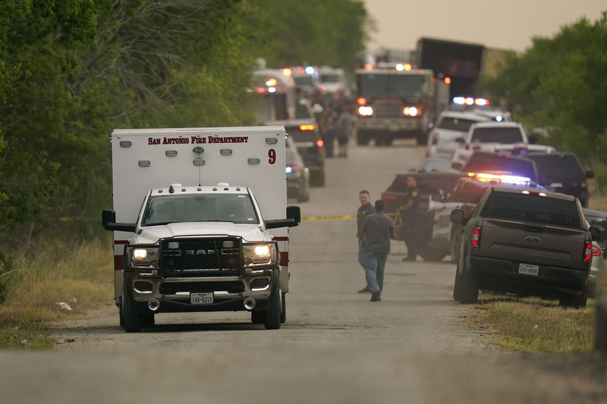 Politi, brandvæsen og ambulancer er til stede ved en lastbil i San Antonio i Texas, hvor 46 personer mandag er fundet døde.