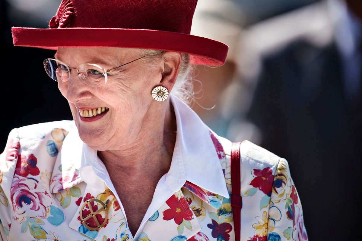 Dronning Margrethe har via Instagramdelt den herligste foto- og videoserie af kongelige på cykel.