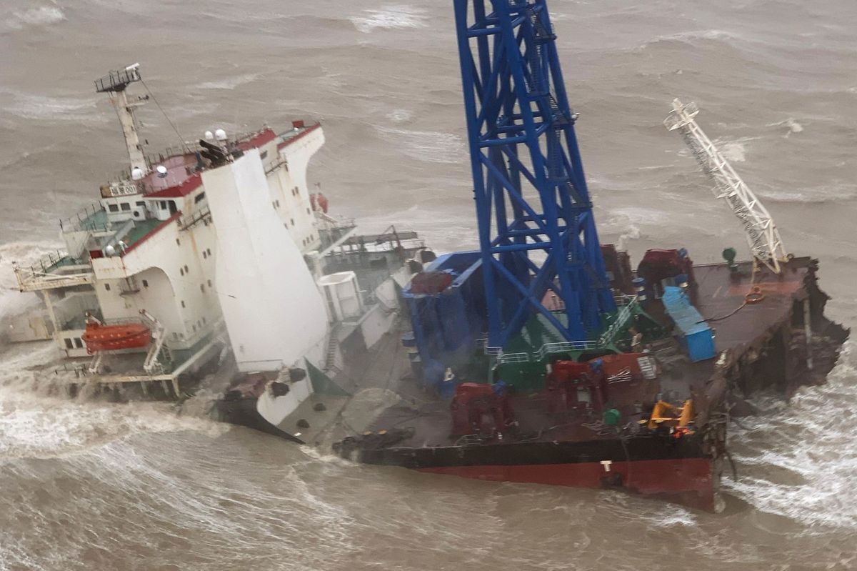 Skib knækket i to under tyfon