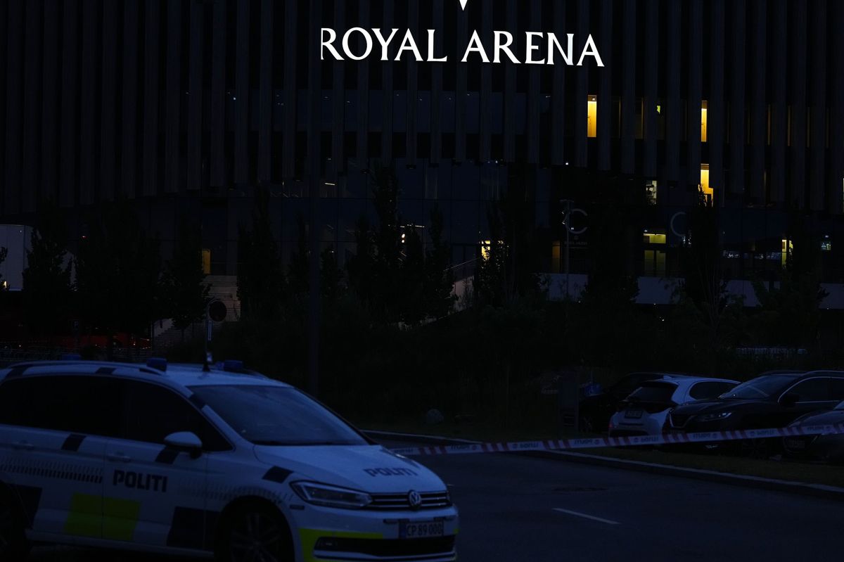 Royal Arena bliver ikke søndag aften vært for en koncert med Harry Styles. Politiet har aflyst koncerten i Royal Arena, der ligger lige ved siden af storcenteret Field's, hvor der søndag har været et skyderi, hvor et ukendt antal personer er blevet dræbt.