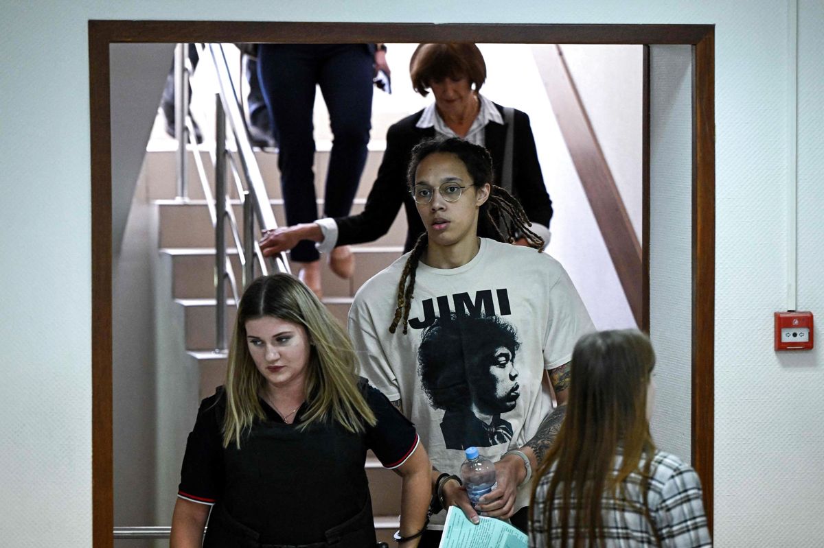 Den amerikanske basketballstjerne Brittney Griner ses her fredag forud for et retsmøde ved en domstol lidt uden for Moskva.