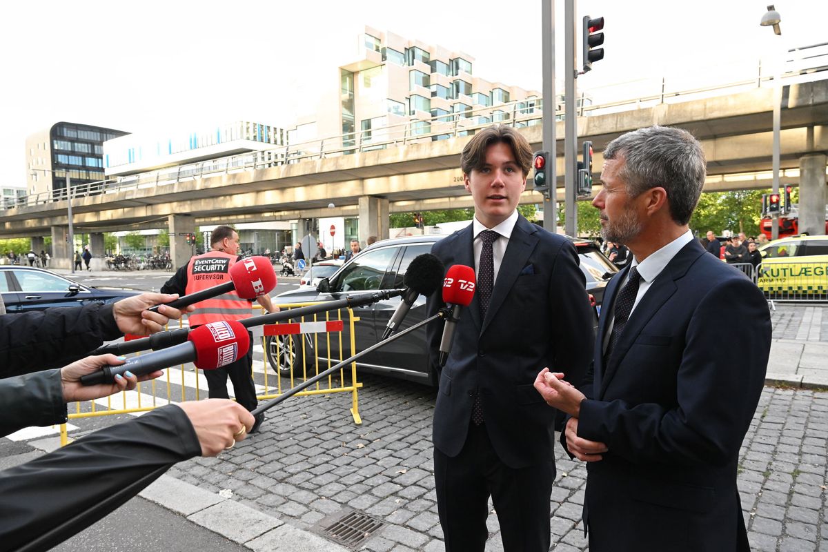 Kronprins Frederik og prins Christian møder pressen efter mindehøjtideligheden.