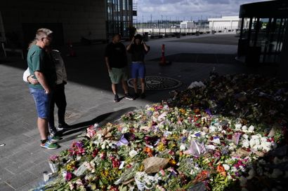 Mange blomster er lagt foran shoppingcenteret Field's, tre dage efter skyderiet, København, onsdag den 6. juli 2022.