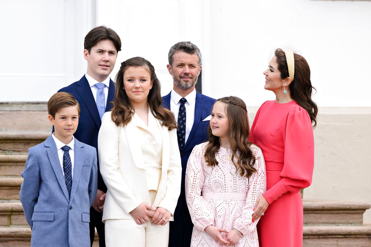 Prinsesse Isabella, Kronprins Frederik, Kronprinsesse Mary, Prins Christian, Prins Vincent og Prinsesse Josephine stiller op til fotografering efter Prinsesse Isabella er blevet konfirmeret i Fredensborg Slotskirke i Fredensborg, lørdag den 30. april 2022..