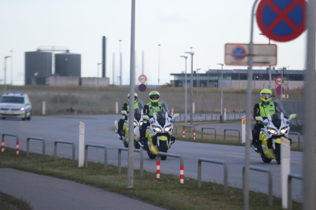 Talstærkt politi er rykket ud til flyet.