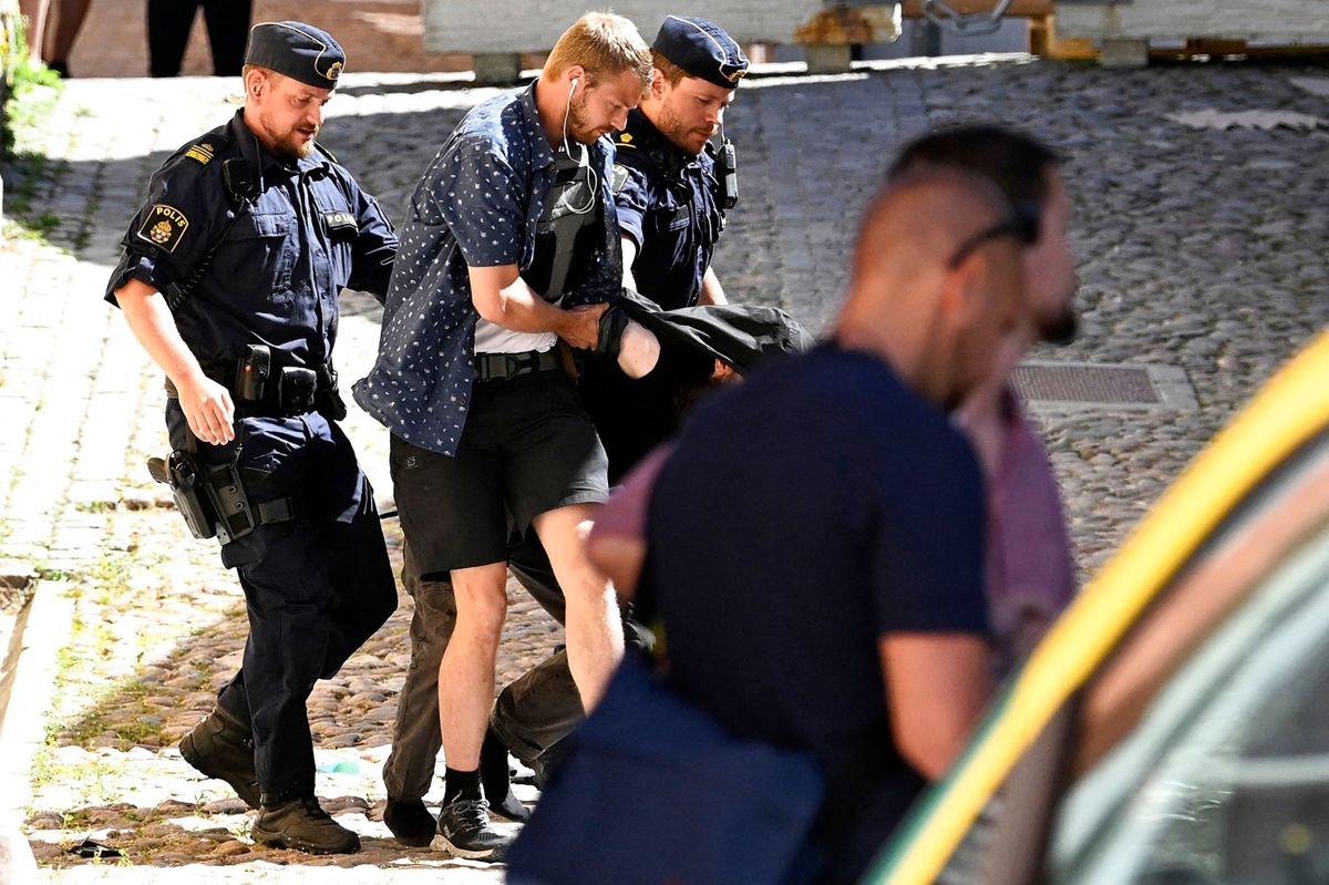 Politiet anholdt onsdag eftermiddag en 33-årig mand, som er mistænkt for at stikke en kvinde ihjel i Visby i Sverige. Kvinden døde på hospitalet onsdag aften.