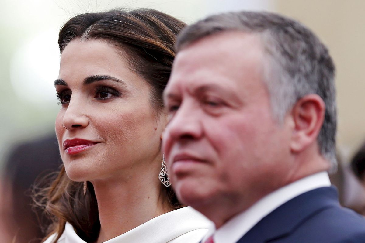 Jordans dronning Rania - det her ses sammen med sin mand, kong Abdullah - er jublende lykkelig efter nyheden om at hendes ældste datter, prinsesse Iman, skal giftes.