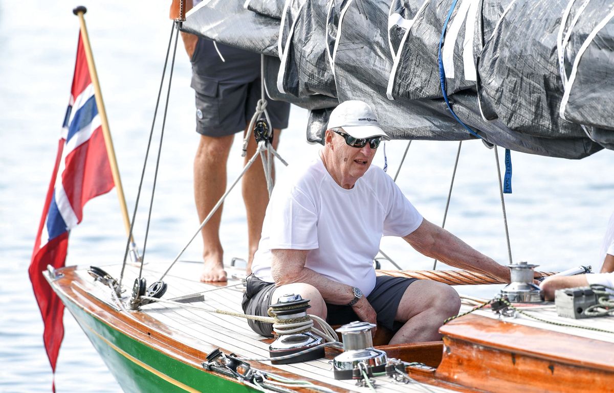 Kong Harlad ses her ombord på sin båd 'Sira', som han stiller op i ved VM i '8mR-klassen', der afvikles ud for Geneve i slutningen af juli.