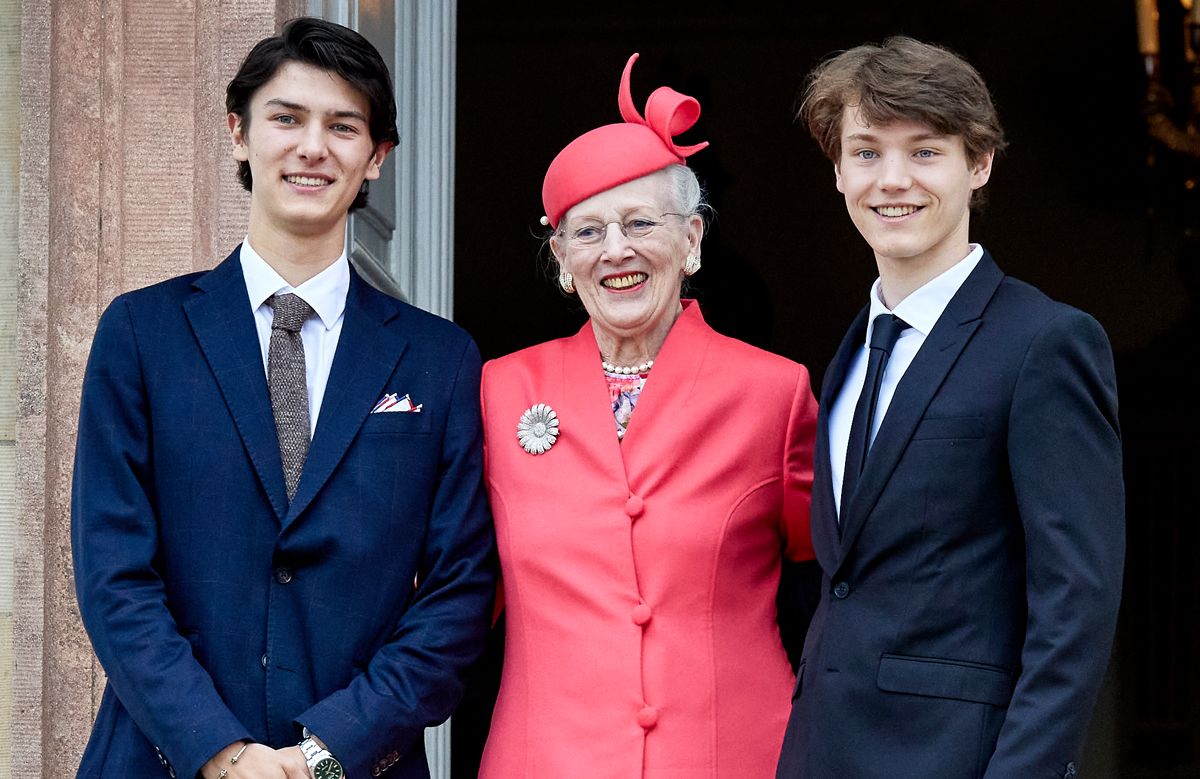 Dronning Margrethe flakeret af prins Nikolai (tv) og prins Felix.
