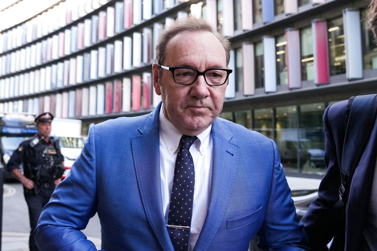 Skuespiller Kevin Spacey nægter sig skyldig i anklager om overgreb ved en domstol i London, som han på billedet ses ankomme til torsdag.