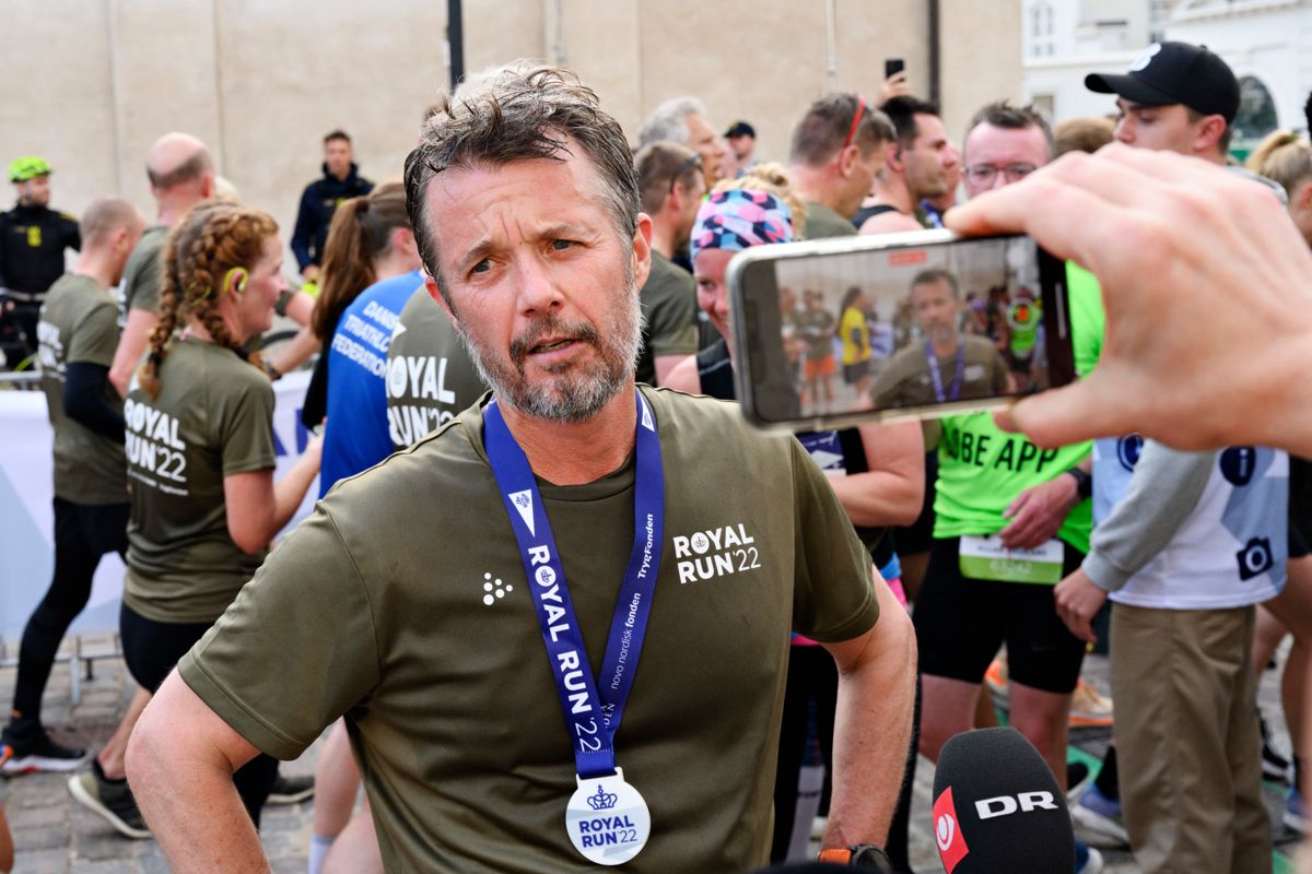 Kronprins Frederik taler med pressen efter han har løbet 10 km under Royal Run i København og på Frederiksberg, mandag den 6. juni 2022.