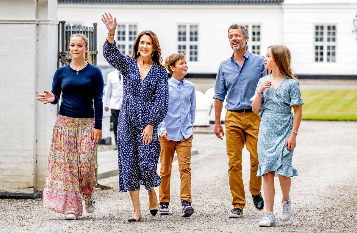Kronprinsfamilien tog imod da Gråsten Ringridderforening, da foreningen søndag lagde vejen forbi Graasten Slot.