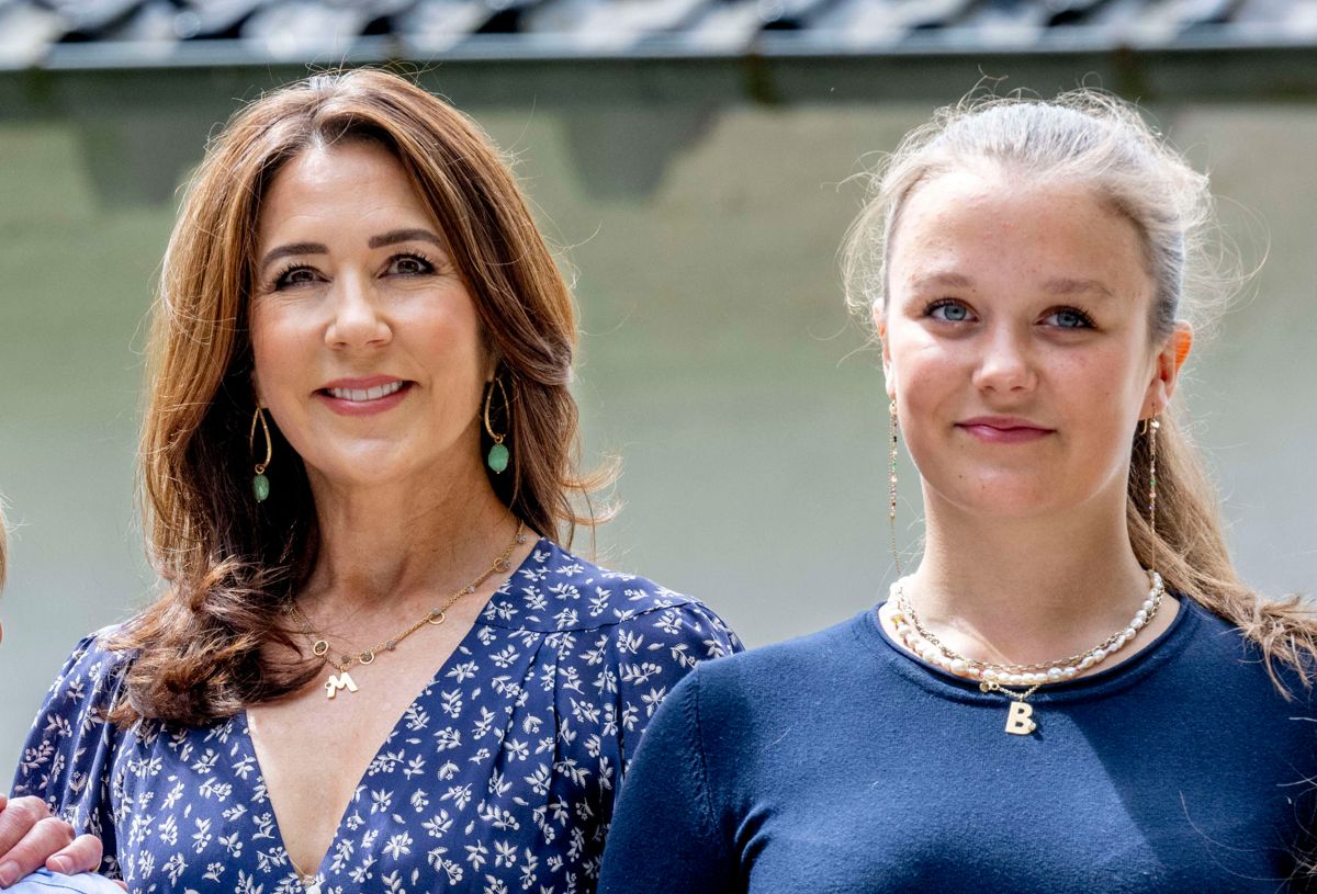 Kronprinsesse Mary og prinsesse Isabella ses her ved rytteroptoget i Gråsten søndag.